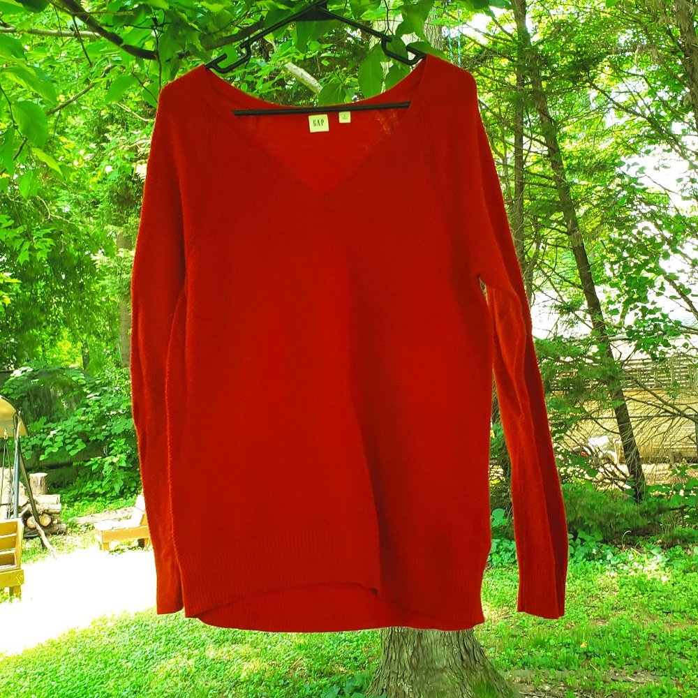 Gap Women's Red V-Neck Sweater